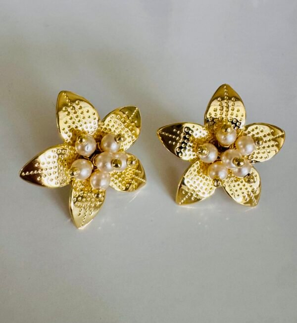 Aros de flor bañado en oro 18kl